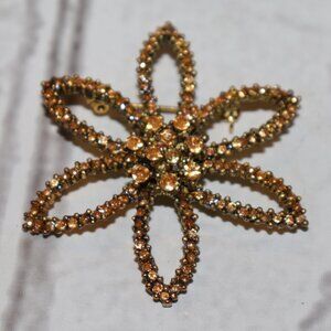 🍁 Vintage Gold Flower Brooch – 2" Wide  🧡